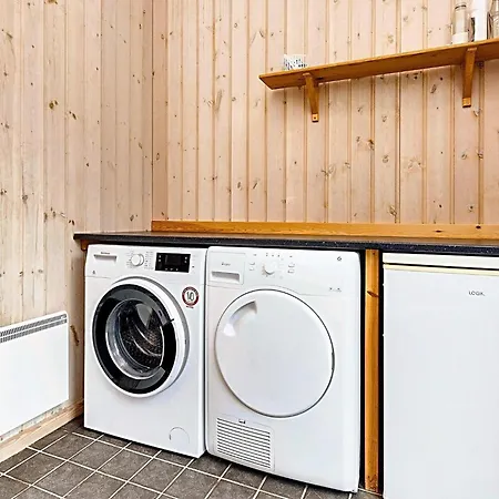 10 Person In Vaeggerlose *