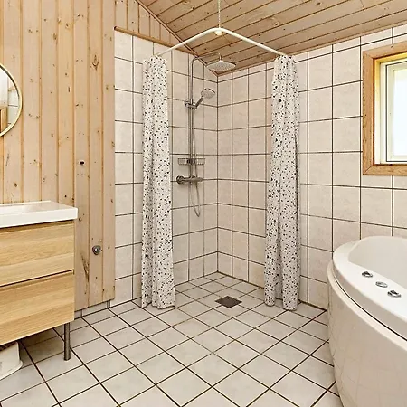 10 Person In Vaeggerlose Nyaraló *